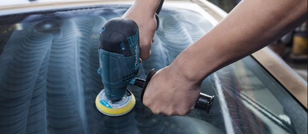 Tẩy rửa kính ô tô chuyên nghiệp