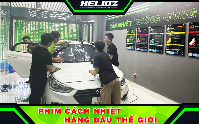 Học viên tham gia khóa học dán phim cách nhiệt ô tô sẽ được thực tập trực tiếp trên Ô tô