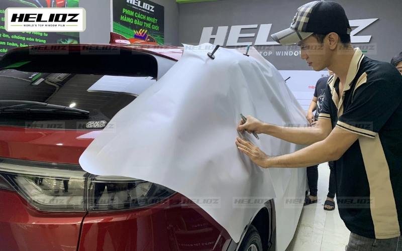 Kỹ thuật viên tiến hành cắt PPF phù hợp với kích thước dán