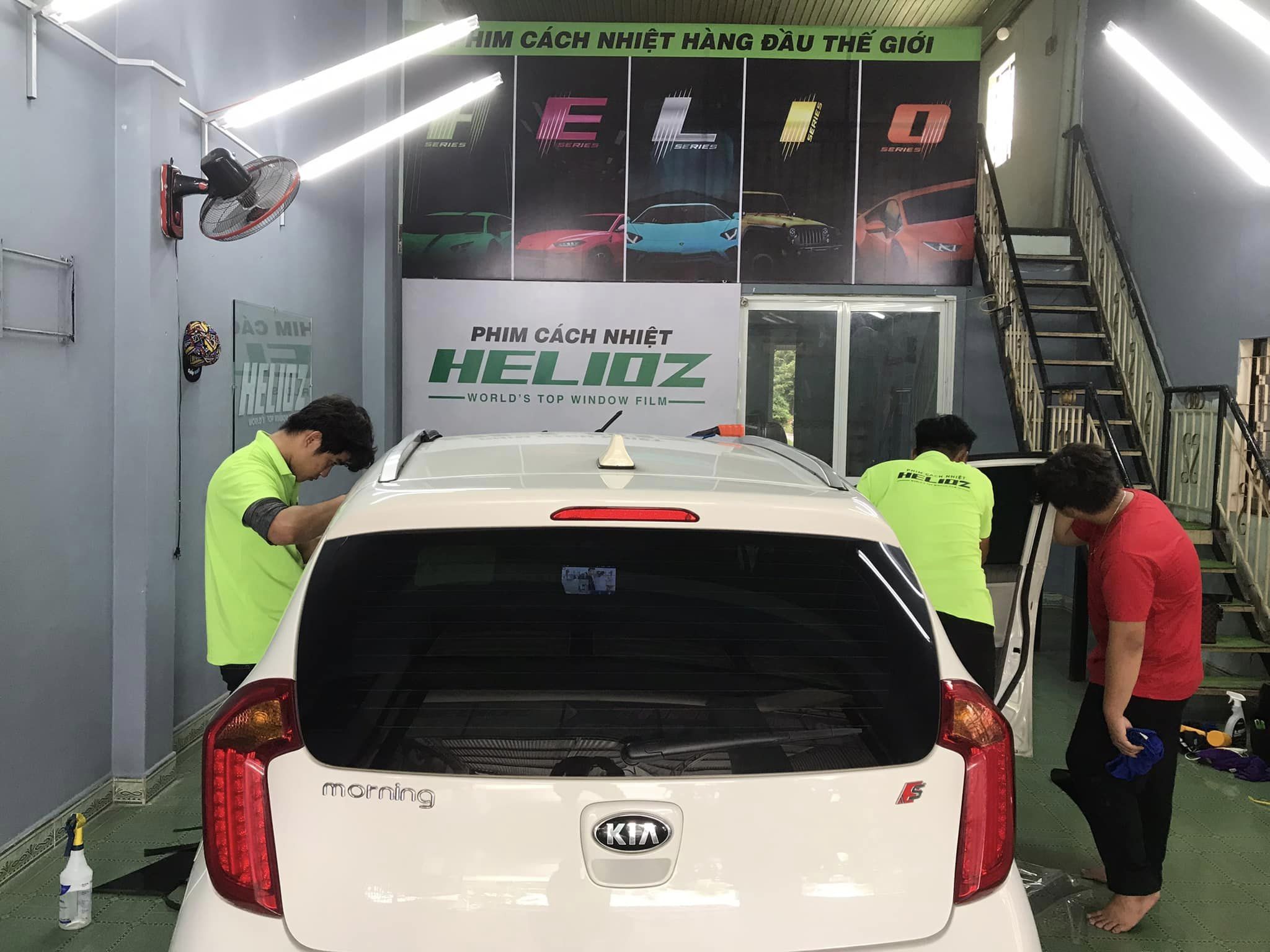 Thi công dán phim cách nhiệt Helioz tại Thái Thịnh Auto