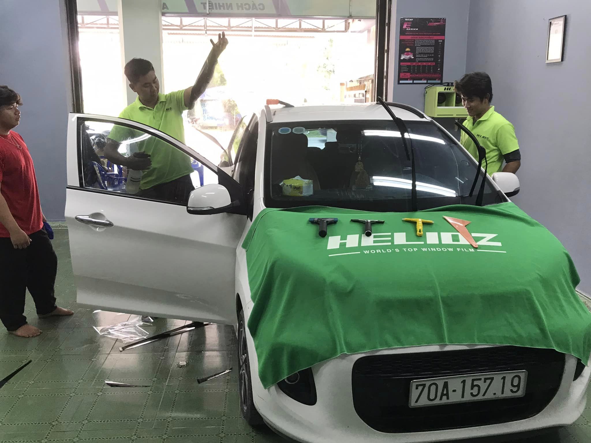 Thi công dán phim cách nhiệt Helioz tại Thái Thịnh Auto