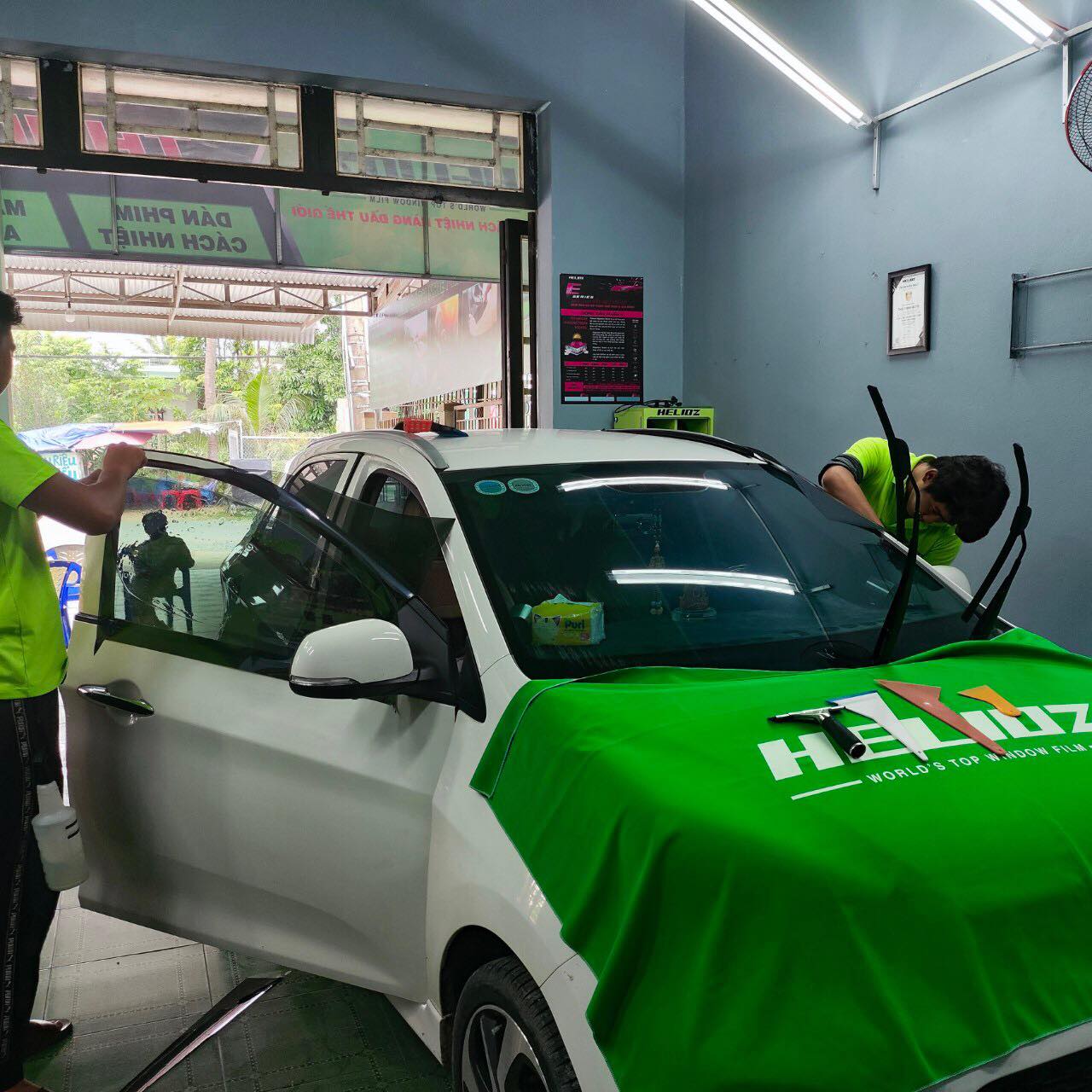 Thi công dán phim cách nhiệt Helioz tại Thái Thịnh Auto