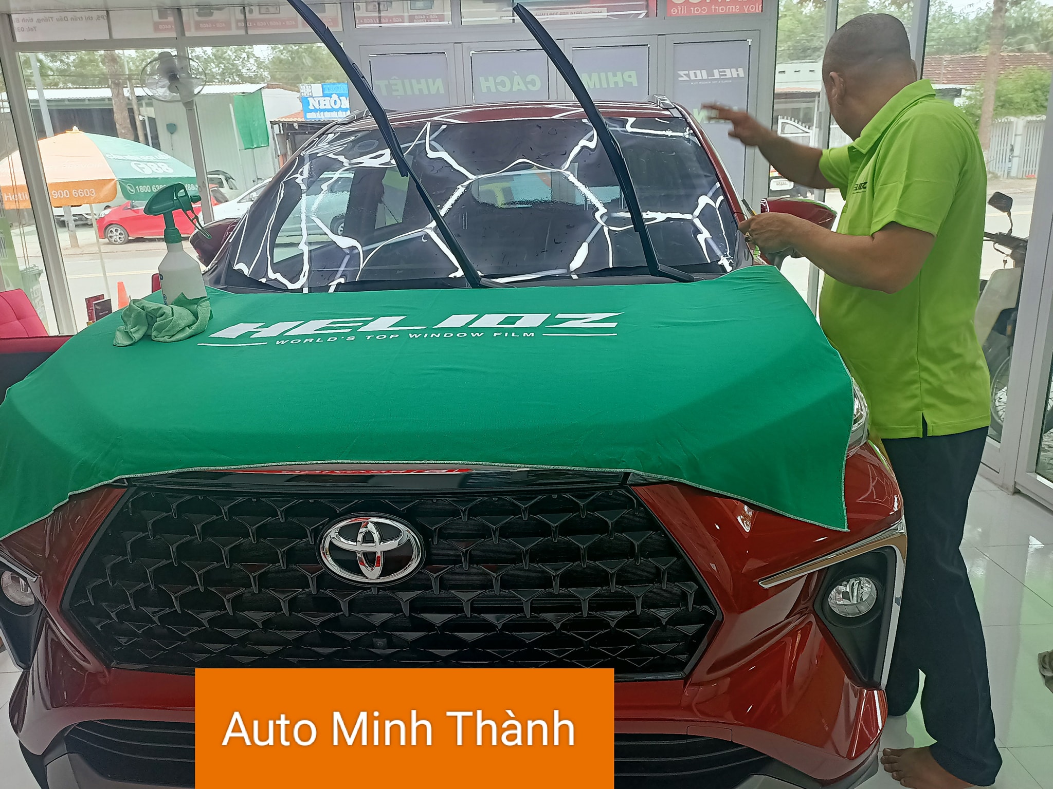 Minh Thành Auto Bình Dương sở hữu đội ngũ kỹ thuật viên dán phim chuyên nghiệp, tay nghề cao