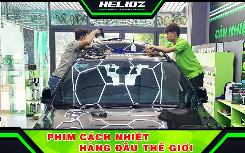 Thực hành dán phim cách nhiệt ô tô trực tiếp trên xe của khách hàng