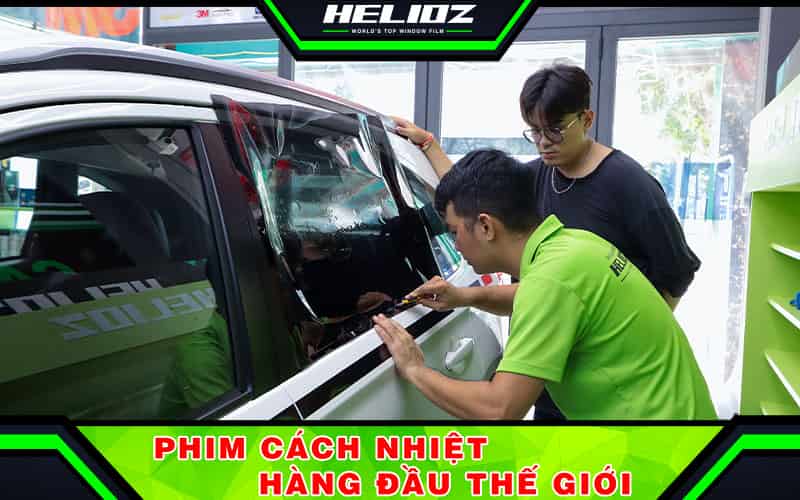 Dán kính chống nhìn trộm ô tô bằng phim cách nhiệt tối màu tăng cường sự riêng tư vượt trội, sang trọng và thẩm mỹ cao cho xế cưng