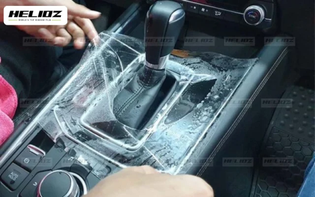 Dán PPF nội thất ô tô là một lớp phim bảo vệ trong suốt
