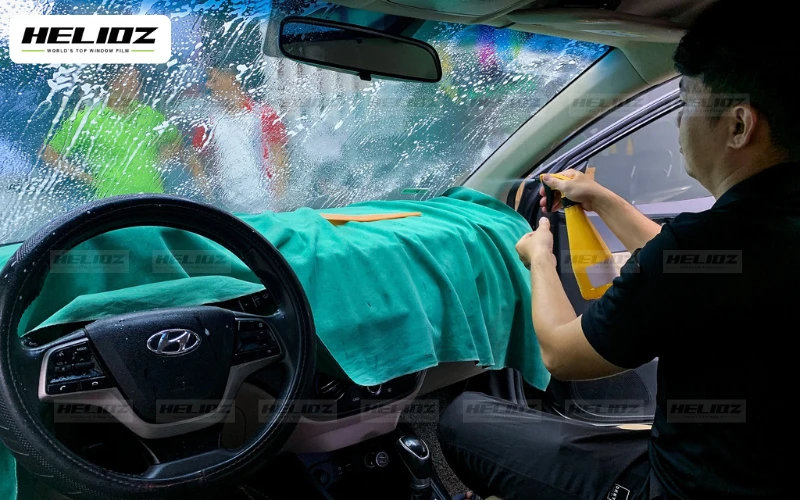 Vệ sinh kính lái trước khi dán phim cách nhiệt