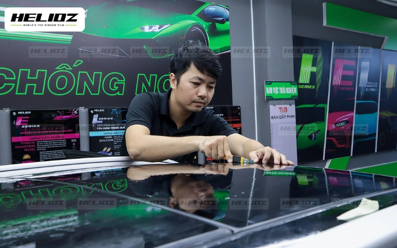Dán phim cách nhiệt Helioz cho cửa sổ trời