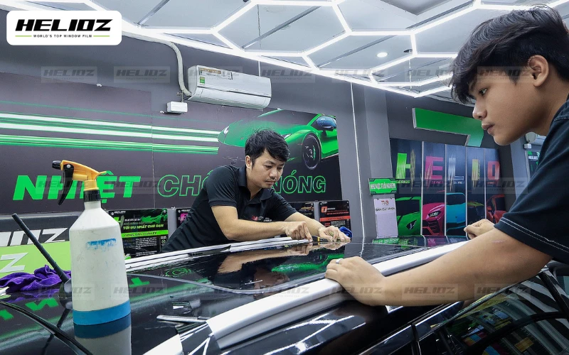 Cắt tỉa gọn phim vừa với kích thước của cửa sổ trời