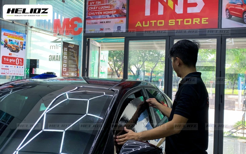 Dán phim cách nhiệt cho kính sườn của xe ô tô