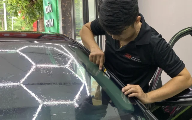 Dán chống nóng xe ô tô Kiên Giang có khả năng cản đến 99% tia UV bảo vệ sức khỏe của người dùng và các chi tiết nội thất