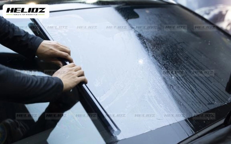 Không nên dán phim cách nhiệt quá tối cho kính lái