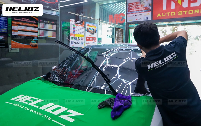 Lựa chọn địa chỉ dán phim cách nhiệt xe ô tô điện uy tín