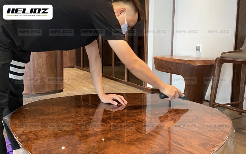 Dán phim bảo vệ cho mặt bàn gỗ tròn